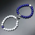 Primo piano della chiusura magnetica a cuore tra braccialetti in perline di pietra. - Pino Bianco Lapis Tricolore