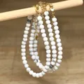 Detailopname van witte howliet kralenkettingen met een verstelbare gouden ketting - Broken Wit