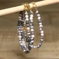 Detailweergave van handgemaakte stenen kralenketting met verstelbare gouden ketting - Zwart Roze