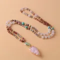 Vue détaillée de 108 perles mala avec pendentif pointe de flèche rose et pierre verte - Rose