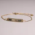 Detailopname van een vergulde armband met zwarte kralen en citrien edelsteen kralen. - Zwarte Hematiet en Citrien