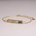 Detailopname van een prachtige vergulde armband met kralen van kristal en hematiet - Maansteen en Lapis