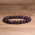 Détail macro montrant la texture et l'éclat violet profond du bracelet en améthyste - Améthyste