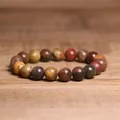 Vue détaillée d'un bracelet en perles d'agate indienne naturelle 8mm sur bois rustique. - Red Leaf Stone