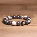 Gros plan d'un bracelet en perles d'agate indienne naturelle de 8mm marbré noir et blanc - Zèbre Noir et Blanc