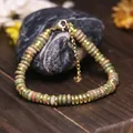 Dettaglio di un bracciale in pietre naturali con distanziali in acciaio inossidabile oro - Unakite