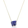 Detalle de un colgante de piedra natural azul en una cadena de acero inoxidable dorada - Celestina