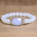 Gros plan d'un bracelet en perles fait main avec un pendentif en opale facettée - Style opale
