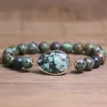 Vue rapprochée d'un bracelet élastique en pierre turquoise avec pendentif facetté - Turquoise africaine