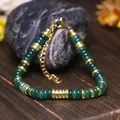 Dettaglio del bracciale con grani di abaco verdi e distanziali in acciaio dorato. - Agata verde