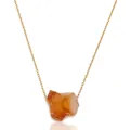 Primer plano de collar con piedra de cristal natural sobre cadena dorada ajustable - Corniola