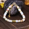 Dettaglio del bracciale regolabile in pietra naturale con perle in acciaio inox dorato - Pietra Shoushan