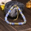 Dettaglio del bracciale con perle in pietra blu e distanziali dorati regolabili - Avventurina Blu