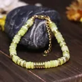 Bracciale regolabile con perle verde chiaro e distanziatori in oro acciaio - Giada Limone