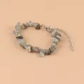 Bracelet en pierres naturelles concassées grises avec fermoir mousqueton et chaînette - Éclat Noir