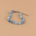 Bracelet fait main en pierres naturelles bleu clair avec fermoir mousqueton argenté réglable - Aigue-marine (Teintée)