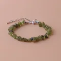 Bracelet en éclats de péridot naturel vert avec fermoir mousqueton argenté élégant. - Quartz Péridot