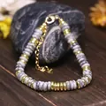 Elegante bracciale regolabile in perline di pietra naturale abacus con accenti dorati - Mappa