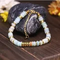 Bracciale regolabile in pietre naturali con perline di cristallo e finiture dorate - Amazon