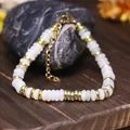 Elegante bracciale con perle abaco in pietra naturale bianca e distanziali in acciaio dorato - Prehnite