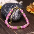 Elegante bracciale regolabile con perle di abaco rosa e distanziatori in acciaio dorato - Giada Rosso Rosa