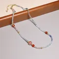Détail d'un collier de perles colorées de style vintage avec des accents dorés élégants - Style Perles Rondes Facettées Multicolores (XL0102)