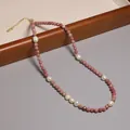 Détail d'un collier avec des perles à facettes roses et des perles d'eau douce naturelles. - Style Rétro Perles de Pierre Rose et Perle (XL0106)
