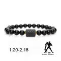 Detalle de la pulsera de cuentas de piedra negra con el signo zodiacal de Acuario grabado. - Acuario