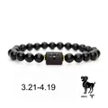 Vista detallada de una pulsera de piedra negra mate con el símbolo del signo zodiacal Aries - Aries