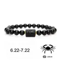 Vista detallada de pulsera de cuentas de piedra negra mate con el signo de Cáncer - Cáncer