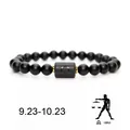 Vista detallada de la pulsera del zodiaco Libra con cuentas negras mate y oro - Libra