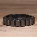 Macro-detail van een elastische armband met gefacetteerde zwarte hematiet kralen - Gefacetteerde Rechthoek Stijl (#2)