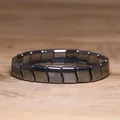 Detailopname van een minimalistische zwarte hematiet kralenarmband met elastiek - Gebogen Rechthoek Stijl (#3)