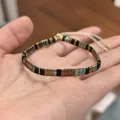 Détail d'un bracelet tissé en perles Tila fait main aux motifs de style ethnique - Tissage à Double Trou