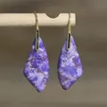 Primer plano de pendientes colgantes de piedra imperial morada con forma de abanico. - Abanico 6 (Veta Marrón Púrpura)
