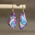 Detalle de pendientes retro de jaspe imperial con patrones morados y turquesas vivos. - Abanico 9 (Mezcla de Cuatro Colores)