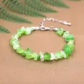 Gedetailleerde weergave van natuurlijke groene aventurijn kristallen chip armband - Groene Gestreepte Agaat