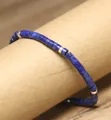 Gedetailleerd overzicht van natuurlijke lapis lazuli-kralen met zilveren tussenstukken - Lapis Lazuli
