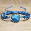 Detaillierte Ansicht eines blauen, verstellbaren Armbands mit herzförmigem Achatstein - Blau Gestreift