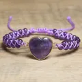 Detailansicht eines verstellbaren Amethyst-Herz-Armbands aus Naturstein für Damen - Lila Naturstein