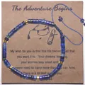 Handgemaakte blauwe natuursteen kralenarmband met gouden accenten op een cadeaubon - Vriendje Thema 07 (Blauwe Steen Gouden Kralen)