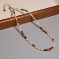 Handgemaakte vintage kralenketting met een mix van aardse schelp- en houtkralen - Schelp en Houten Kralen Stijl (XL0107)