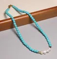 Collier vintage en perles bleues facettées avec quatre perles d'eau douce blanches - Style Verre Bleu et Perle (XL0145)