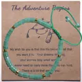 Bracelet en pierre naturelle verte fait main avec perles dorées sur une carte cadeau - L'aventure Commence 06 (Pierre Verte Corde Verte)