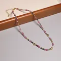 Collier de perles colorées avec breloques cœur dorées et une chaîne d'extension réglable - Style pendentif cœur perlé multicolore (XL0116)