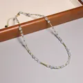 Collier de perles en pierre bleue irrégulière avec accents dorés texturés pour femmes - Style tube en métal doré et pierre concassée bleu clair (XL0121)
