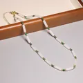 Collier vintage avec perles cylindriques blanches et accents de verre style malachite. - Style perles rondes à motifs verts et perles cylindriques blanches (XL0131)