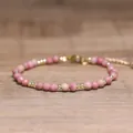 Bracelet ajustable fait main en pierres naturelles roses facettées avec billes dorées - Perles Facettées (Ajustable) / Grain de Bois Rouge