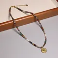 Collier de perles en verre coloré et perles avec un pendentif soleil vintage. - Style Glaçure Colorée avec Pendentif Étoilé (XL0150)