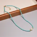 Élégant collier de perles en verre turquoise avec une perle blanche centrale pure. - Style perle et glaçure bleu ciel (XL0123)